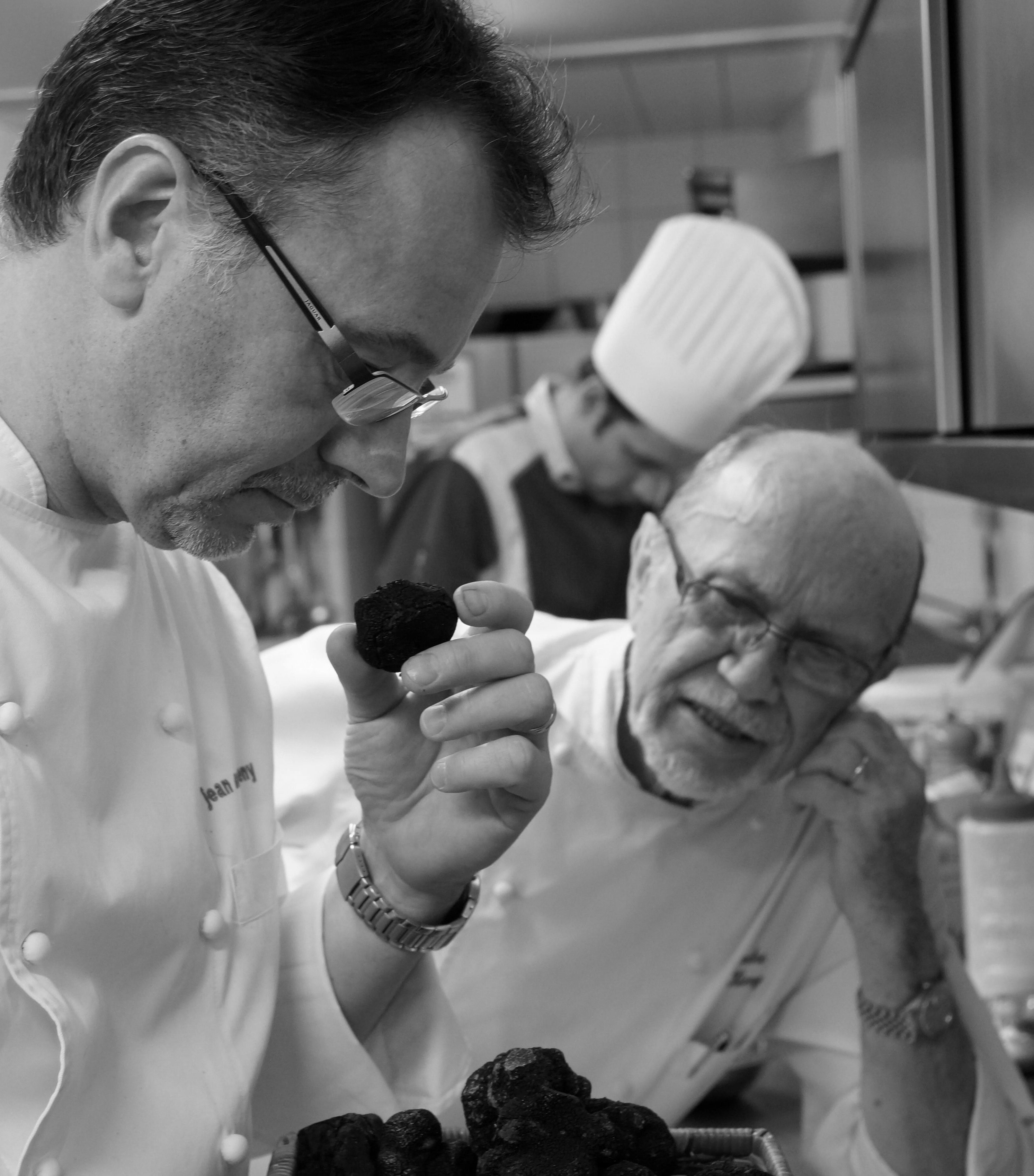Une image avec nos 3 générations de cuisiniers : André KIENY - Jean-Marc KIENY - Guillaume BRETA le nouveau chef