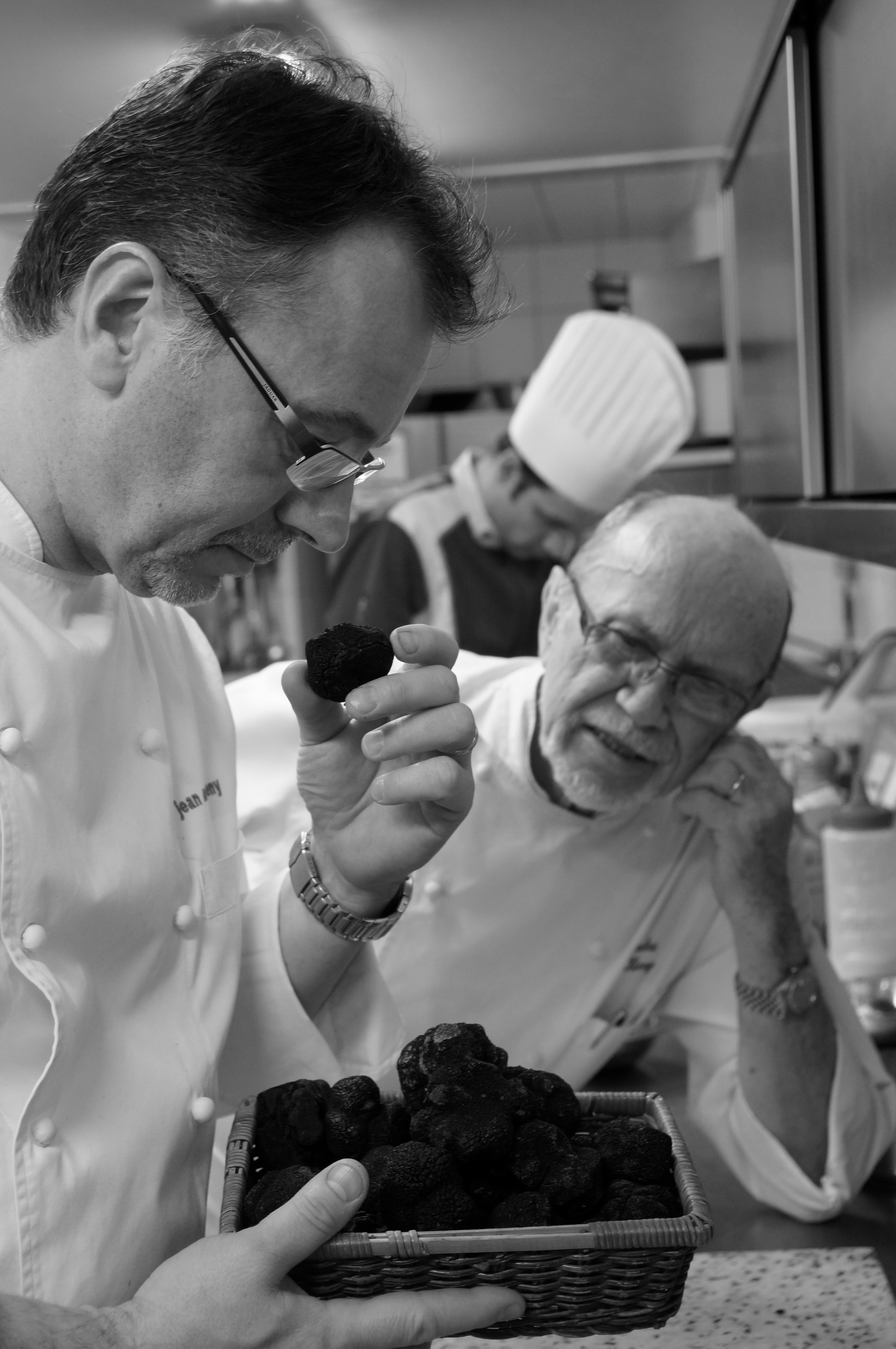 Une image avec nos 3 générations de cuisiniers : André KIENY  - Jean-Marc KIENY - Guillaume BRETA le nouveau chef